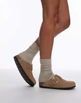 Birkenstock Boston big buckle clogs in sand offre à 150€ sur ASOS