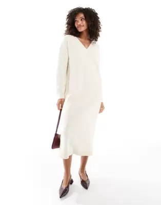 Vero Moda premium v neck knitted midi dress in cream offre à 48€ sur ASOS