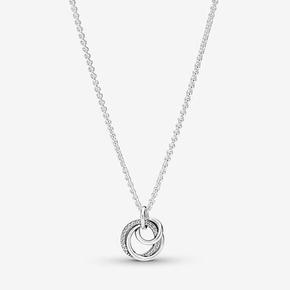 Family Always Encircled Pendant Necklace offre à 69€ sur Pandora