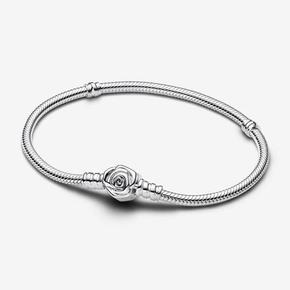 Pandora Moments snake chain-armband met roos in bloei-sluiting offre à 69€ sur Pandora