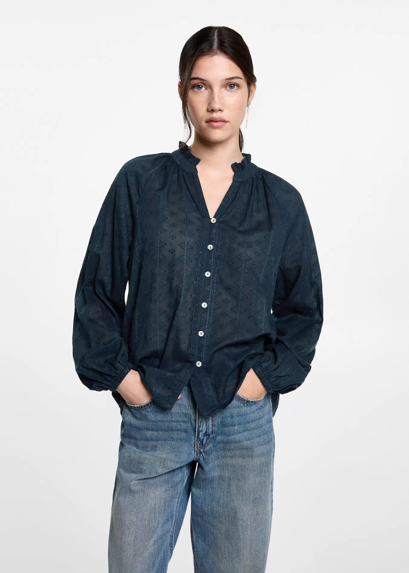 Blouse brodée texturée offre à 22,99€ sur Mango