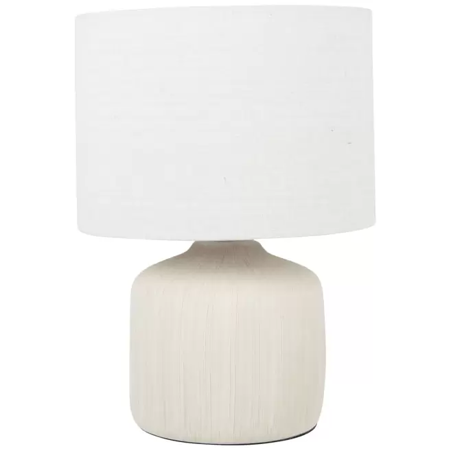 Lampe en céramique écru et abat-jour en polyester recyclé offre à 19,99€ sur Maisons du Monde